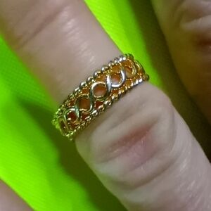 Goldtone filigree DNA spiral band ring size 6